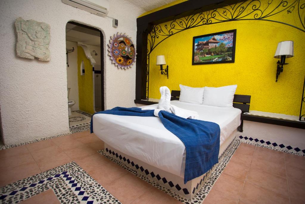 Postel nebo postele na pokoji v ubytování Hotel Xbalamqué & Spa Cancún Centro