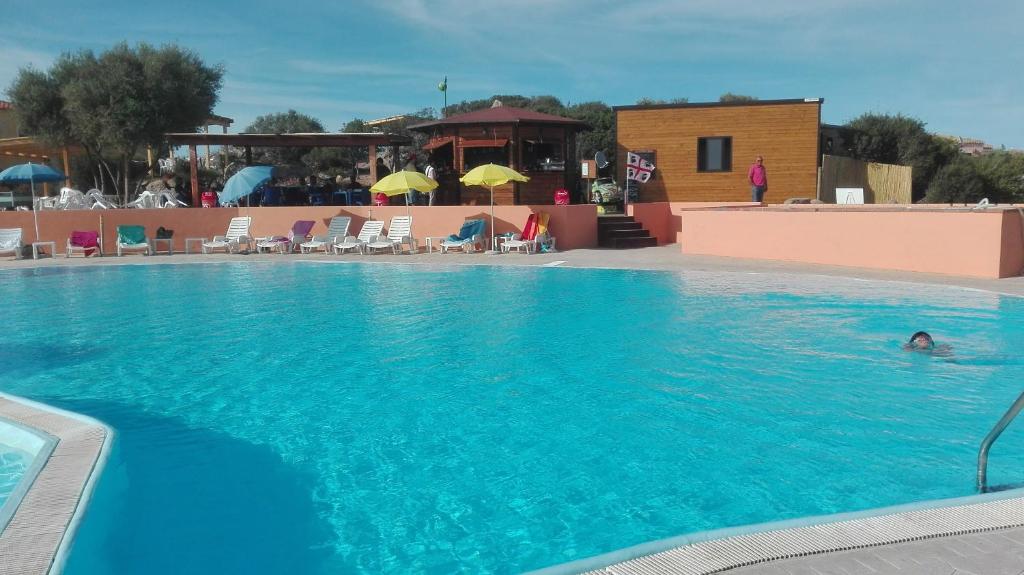 Bazén v ubytovaní casa mirice in residence con piscina ,wifi,climatizzatore vicino al mare alebo v jeho blízkosti