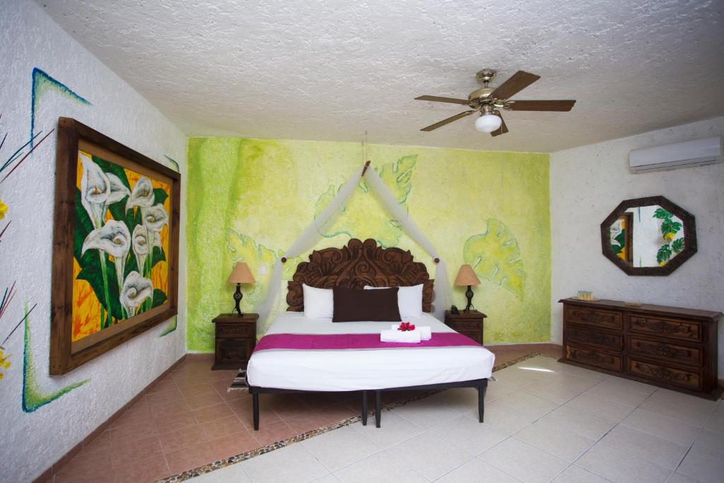 Postel nebo postele na pokoji v ubytování Hotel Xbalamqué & Spa Cancún Centro