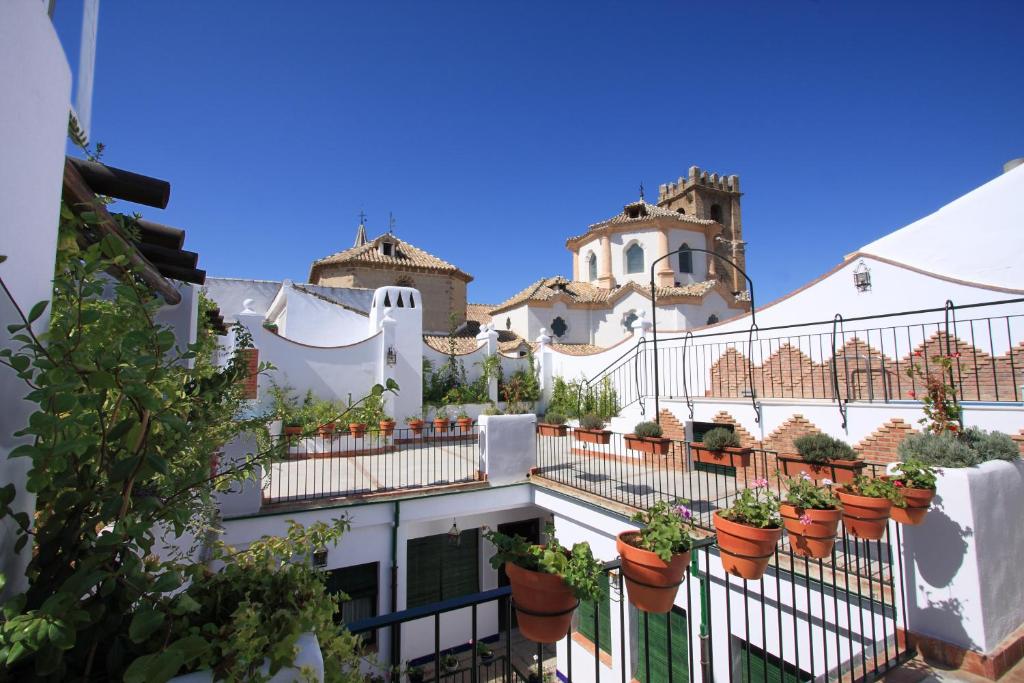 een rij potplanten op een wit gebouw bij Casa Baños de la Villa in Priego de Córdoba