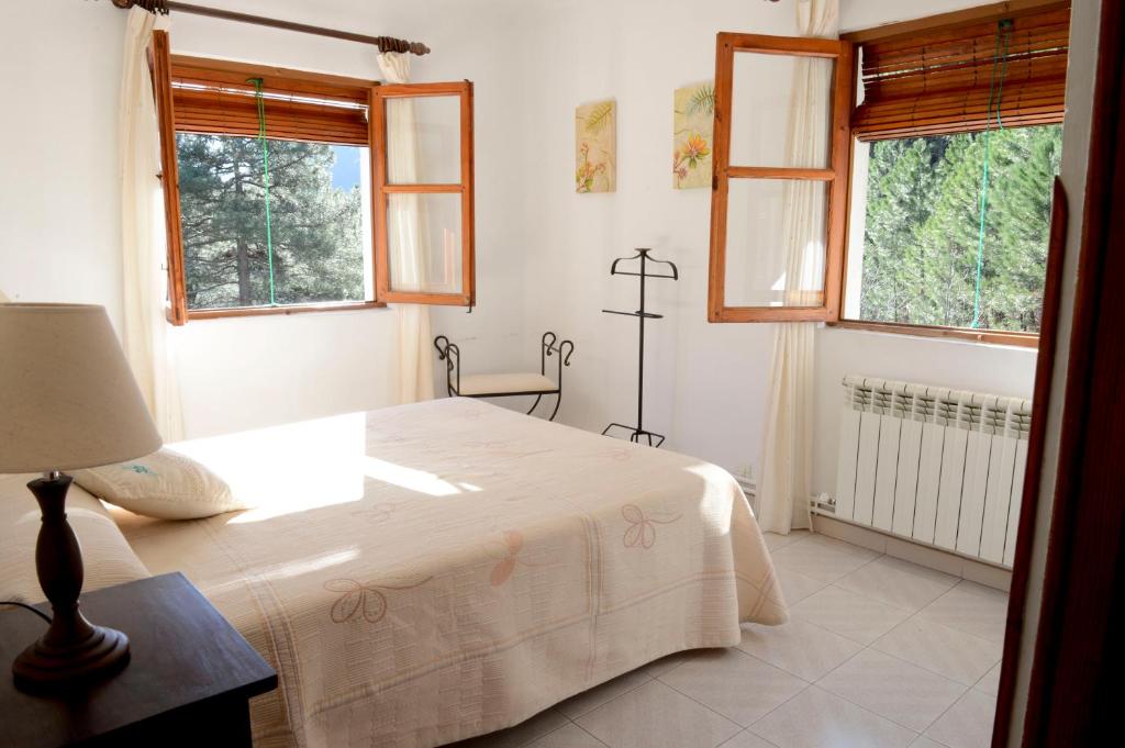 Postel nebo postele na pokoji v ubytování Hostal-Restaurante Fogón de Gredos
