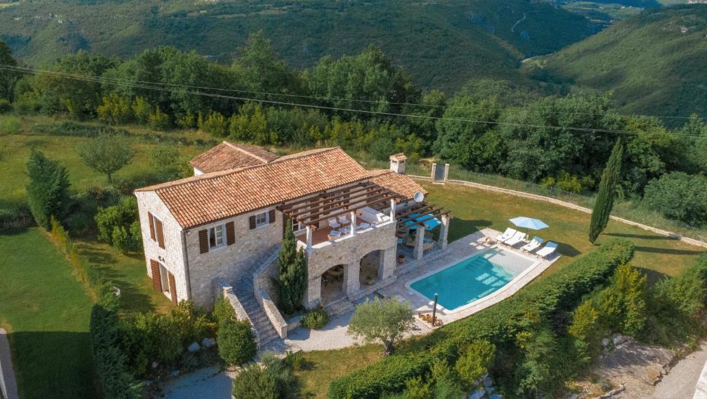 - une vue aérienne sur une maison avec une piscine dans l'établissement Villa Livia, à Sovinjak
