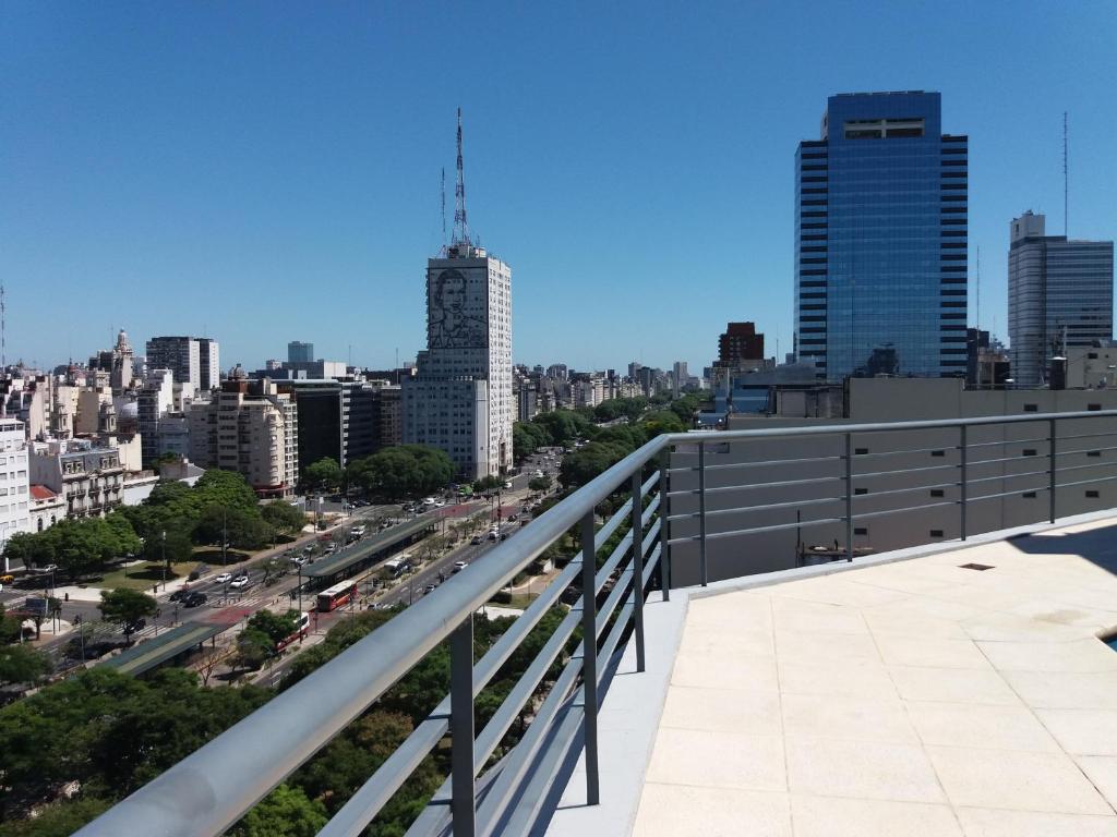 een balkon met uitzicht op de stad bij Kalahat II in Buenos Aires