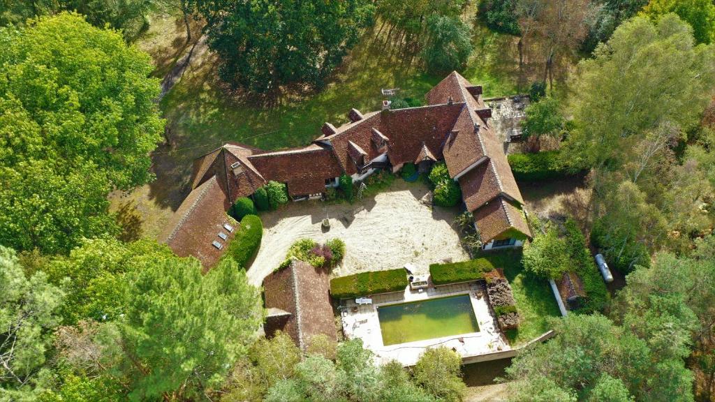 - une vue aérienne sur une grande maison avec une cour dans l'établissement Domaine des Courtils, à Romorantin-Lanthenay