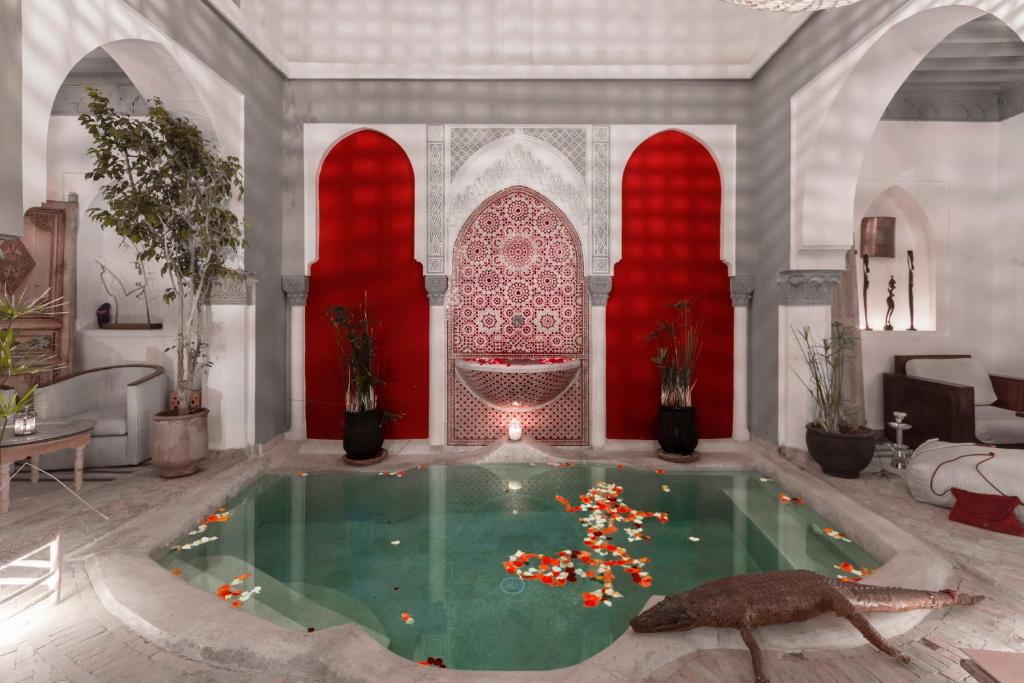  Il comprend un salon doté d'une piscine avec une tortue. dans l'établissement Riad Loudaya & Spa, à Marrakech