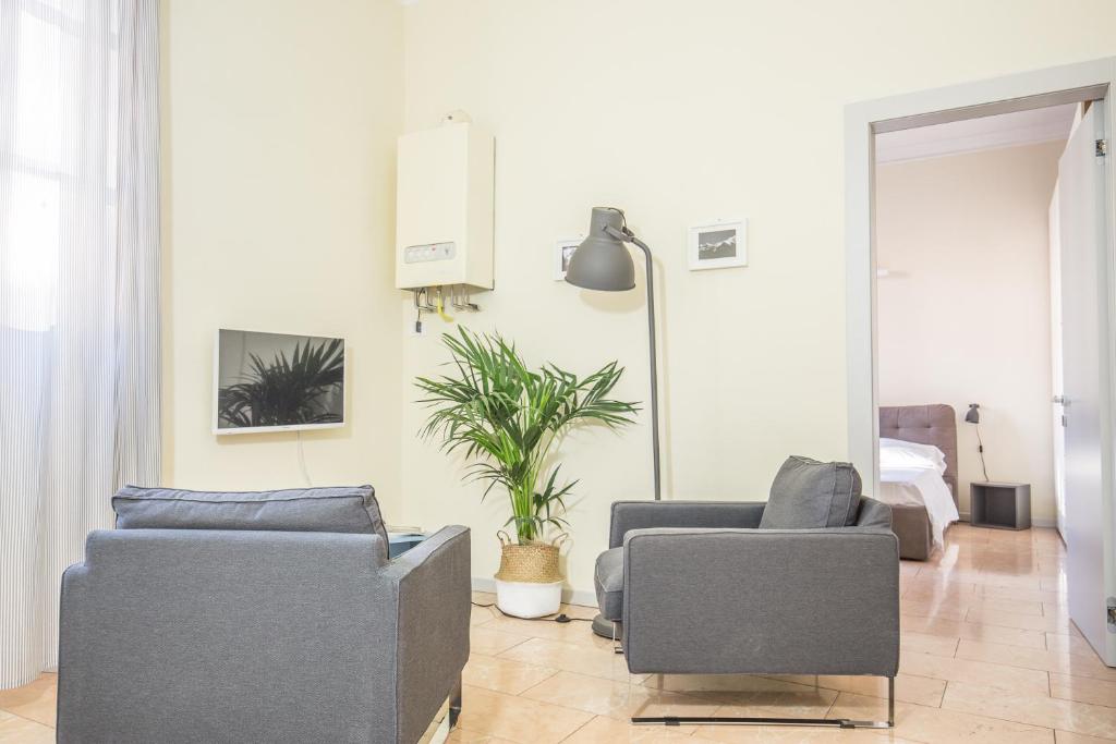 salon z 2 kanapami i doniczką w obiekcie Antiche Colonne w Weronie