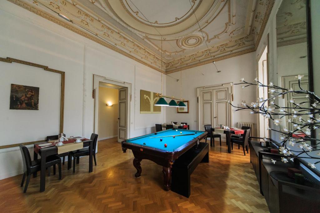 uma mesa de bilhar num quarto com tecto em Spaccanapoli Comfort Suites em Nápoles