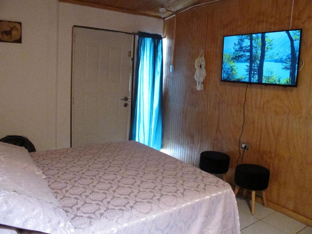 Tempat tidur dalam kamar di Cabañas Kennedy Chillán 1