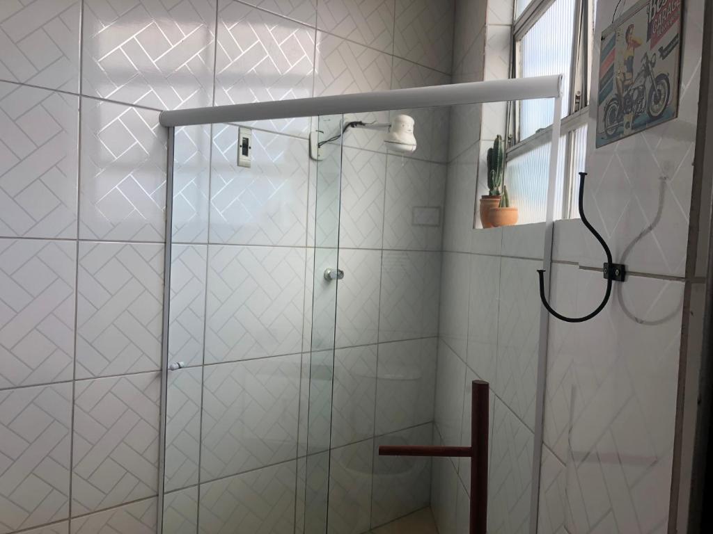 y baño con ducha y puerta de cristal. en Salvador Dance-Hall Cuartos Privados, en Salvador