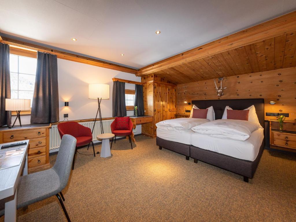 Postel nebo postele na pokoji v ubytování Hotel Parsenn