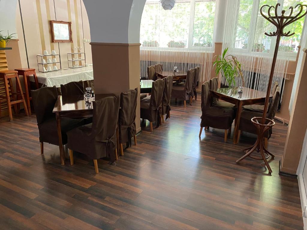 Reštaurácia alebo iné gastronomické zariadenie v ubytovaní Belvárosi Panzió