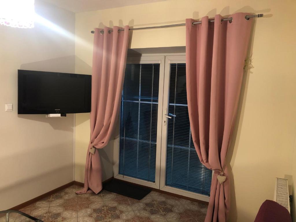 Telewizja i/lub zestaw kina domowego w obiekcie Apartamenty Stokrotka