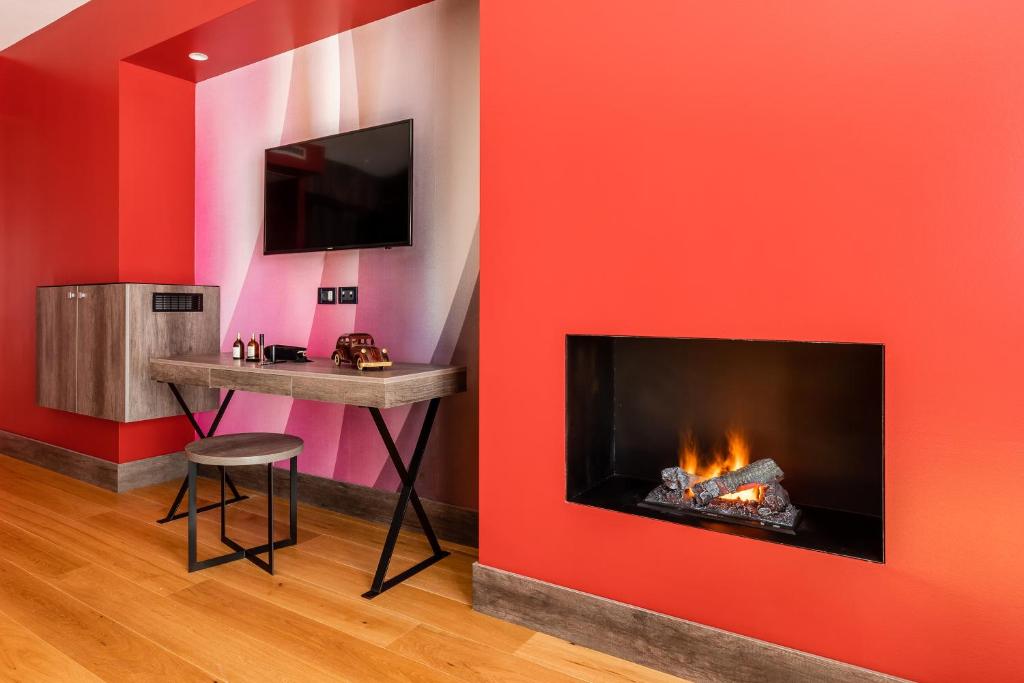Telewizja i/lub zestaw kina domowego w obiekcie Anusca Palace Hotel