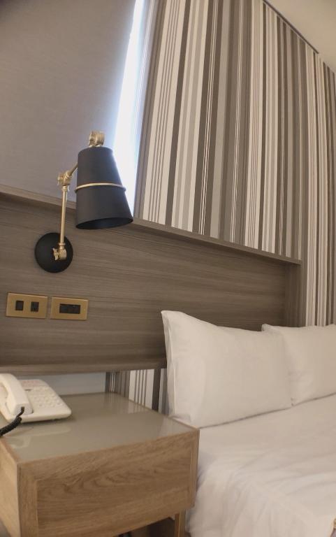 Postel nebo postele na pokoji v ubytování H Hotel