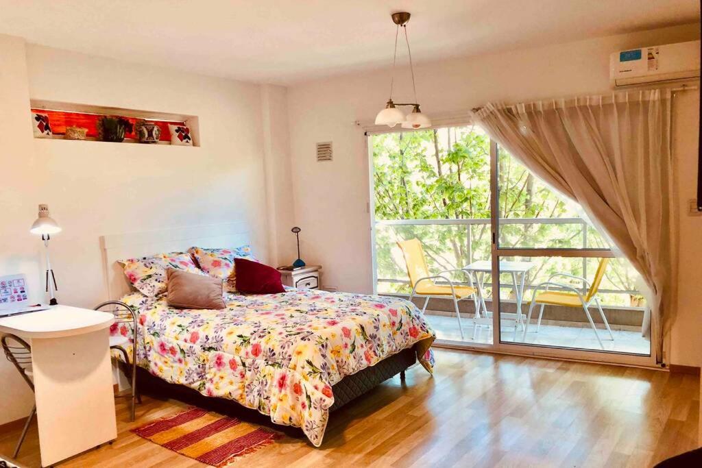 sypialnia z łóżkiem, stołem i oknem w obiekcie LUMINOSO Y MODERNO EN CABALLITO w BuenosAires