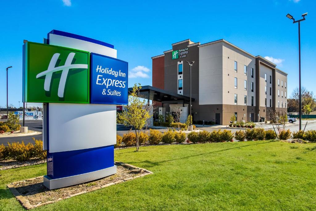 un panneau devant un hôpital dans l'établissement Holiday Inn Express & Suites Tulsa East - Catoosa, an IHG Hotel, à Catoosa