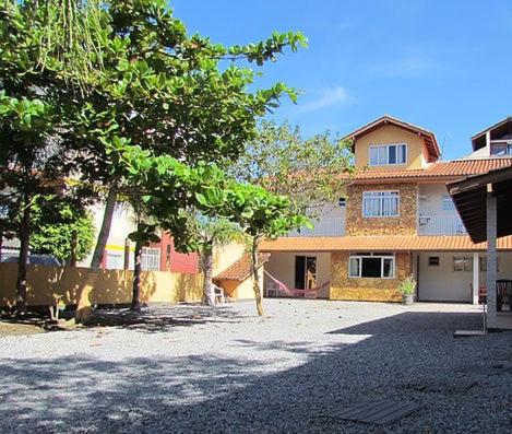 una casa grande con una entrada delante de ella en Recanto da Garça, en Guarda do Embaú