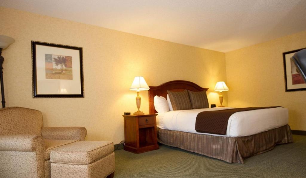 Postel nebo postele na pokoji v ubytování Red Lion Hotel Pasco Airport & Conference Center
