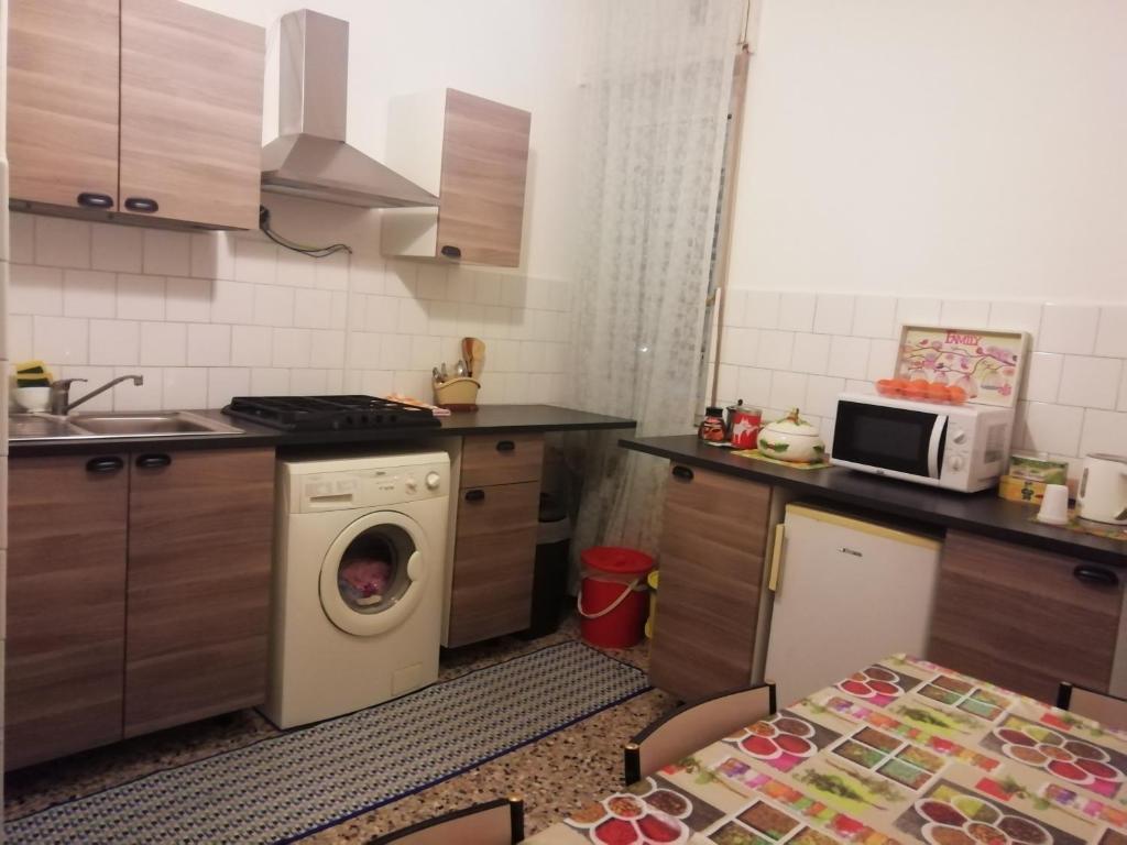 Kuchyň nebo kuchyňský kout v ubytování Aeroporto room