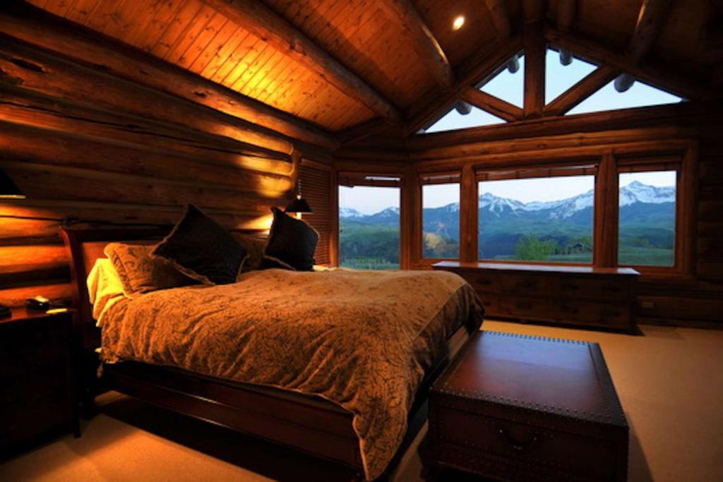 una camera con un letto e una grande finestra di Elk View Lodge a Telluride