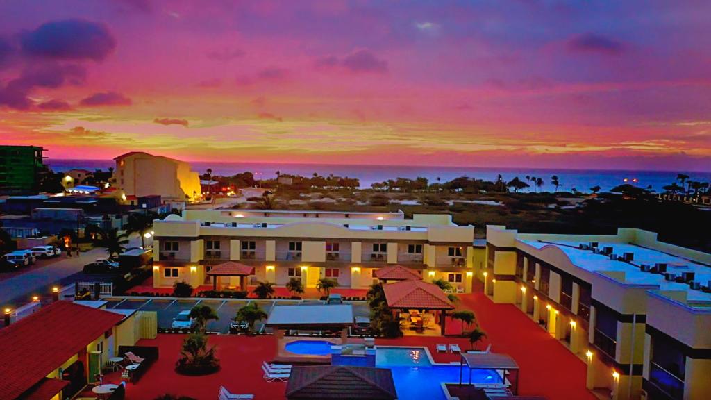 una vista aerea di una città al tramonto di Pearl Aruba Condos a Palm Beach
