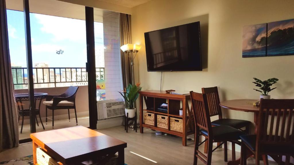 TV a/nebo společenská místnost v ubytování Waikiki Kuhio 1-bedrm Apt, Ocean view, Free Parking & Wifi