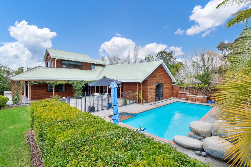 uma casa com piscina e uma casa em Dangela Boutique Lodge em Auckland