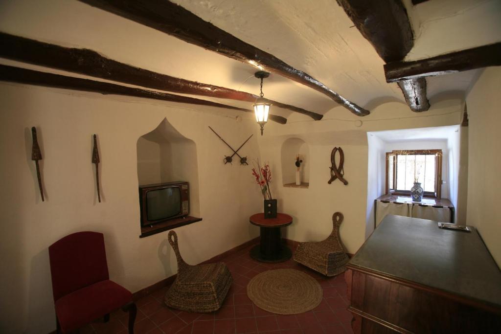 sala de estar con TV y algunas sillas en Torreta de Sant Tomàs, en Cocentaina