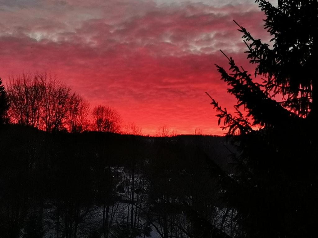 Sončni vzhod oz. zahod, fotografiran iz zasebne nastanitve oz. okolice