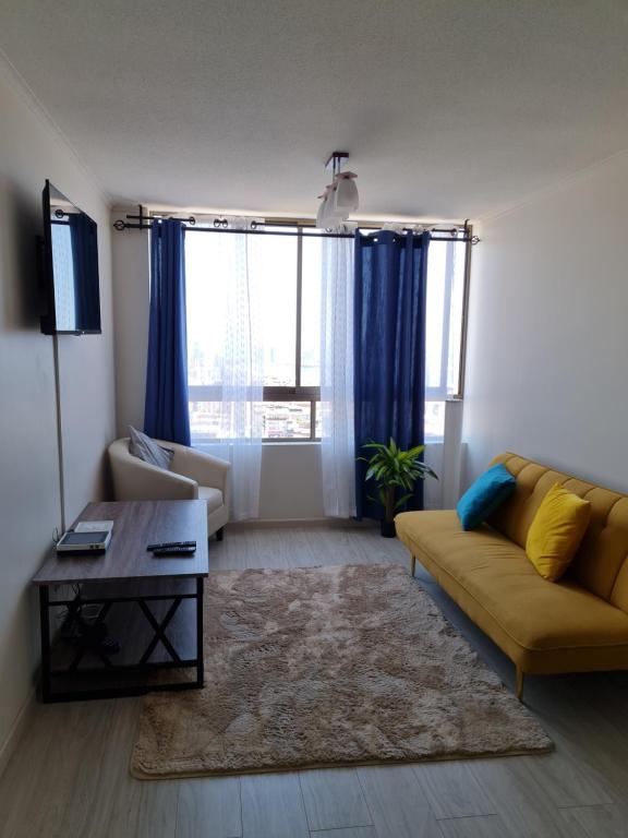 un salon avec un canapé et une table dans l'établissement AMUNATEGUI 213 Centro Iquique Ejecutivos, à Iquique