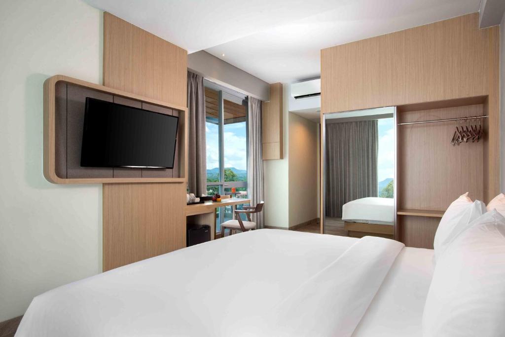 Postel nebo postele na pokoji v ubytování Hotel Santika Bukittinggi