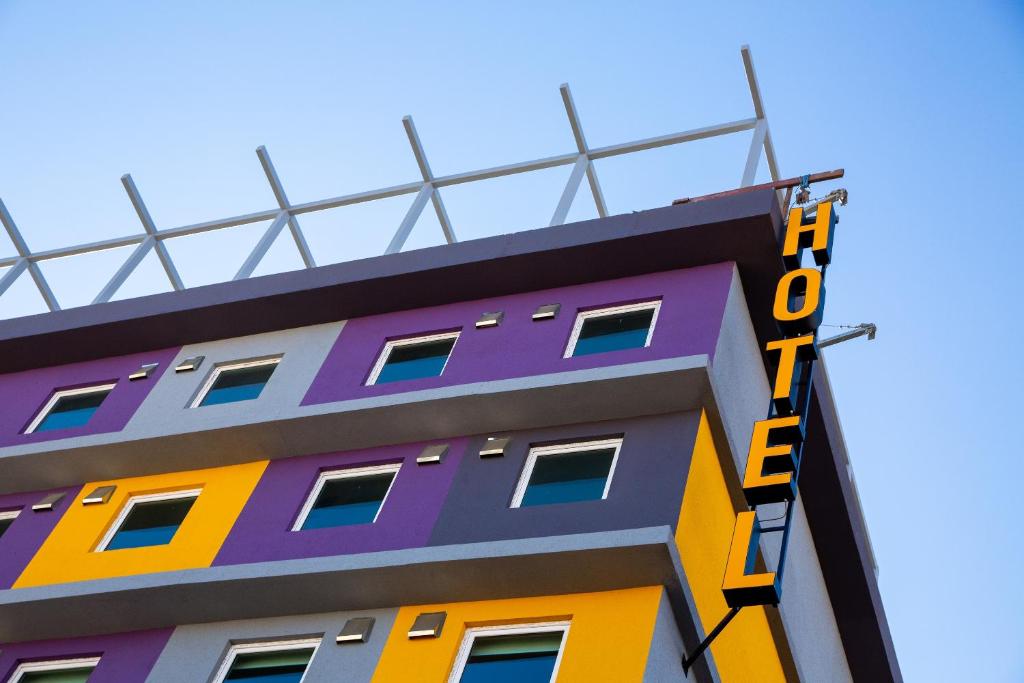 un edificio multicolor con un estadio encima en Hotel Modular Express Calama, en Calama