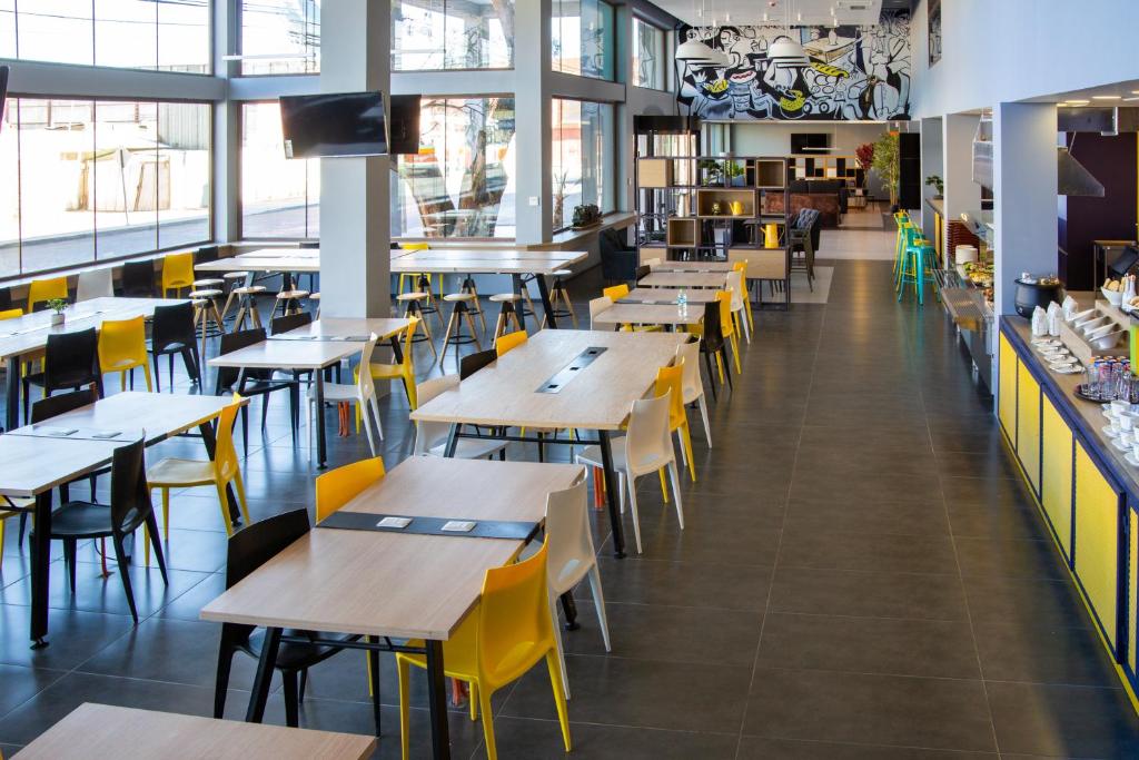 Restoran või mõni muu söögikoht majutusasutuses Hotel Modular Express Calama
