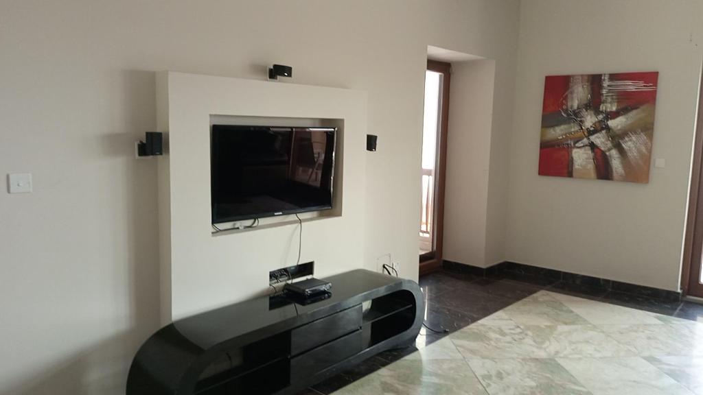 TV a/nebo společenská místnost v ubytování Le Sifah - Marina View Apartments & Villa