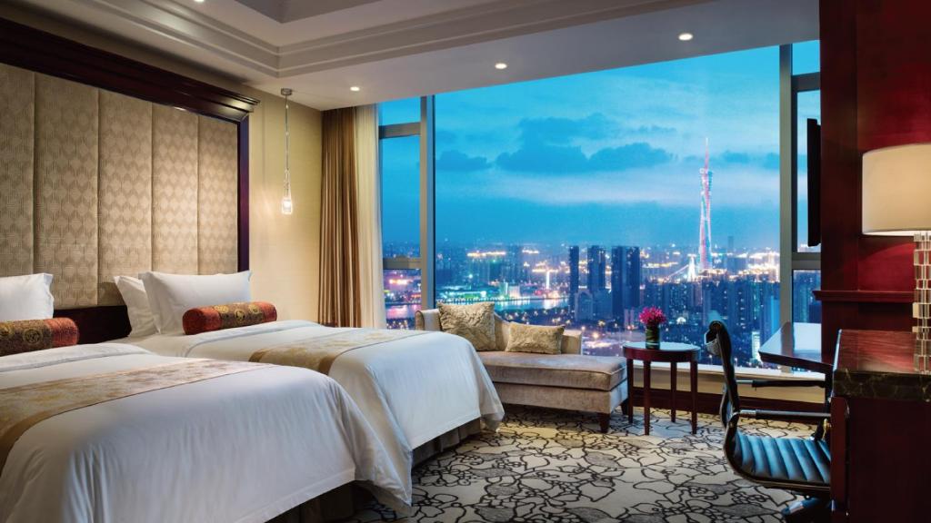 Postel nebo postele na pokoji v ubytování Soluxe Hotel Guangzhou - Overseas Buyers Registration Service&Canton Fair Free Shuttle Bus 15 Oct to 04 Nov