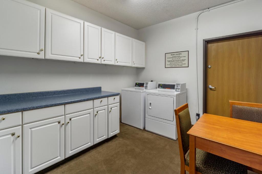 Kuchyň nebo kuchyňský kout v ubytování Comfort Inn & Suites Bothell - Seattle North