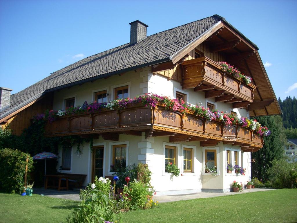 una casa con fioriere su un lato di Ferienwohnung Ehrenreich/Pichler a Mariapfarr