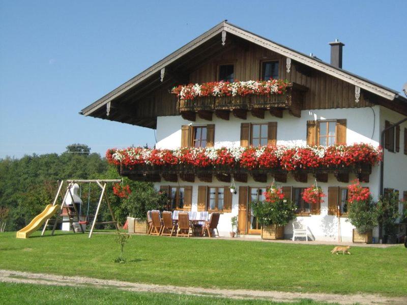 una casa con flores en la parte delantera en Esingerhof, en Laufen