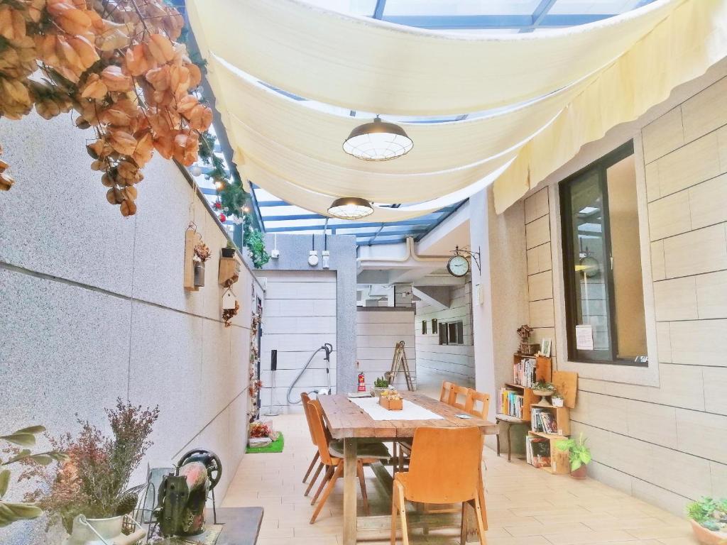 永康區的住宿－寓見南台假日公寓 ，户外庭院配有桌椅。