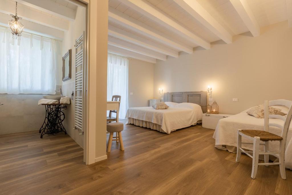 Кровать или кровати в номере Il cantuccio sul Garda - Relais di charme