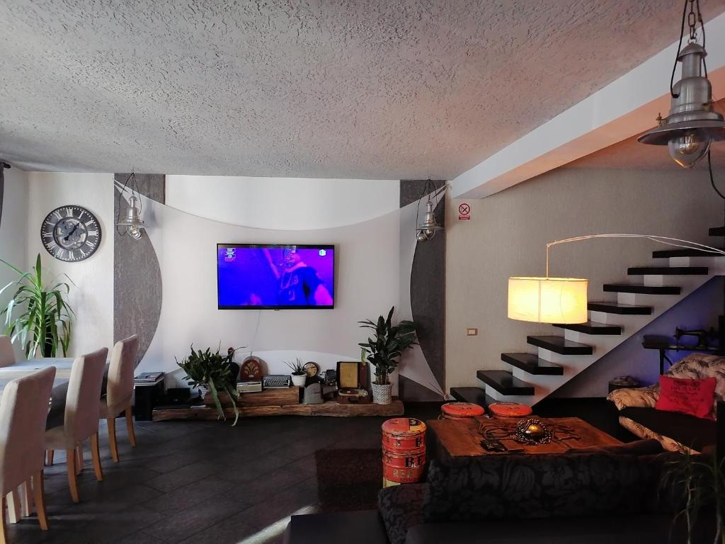 sala de estar con sofá y TV en la pared en Relax, en Bran