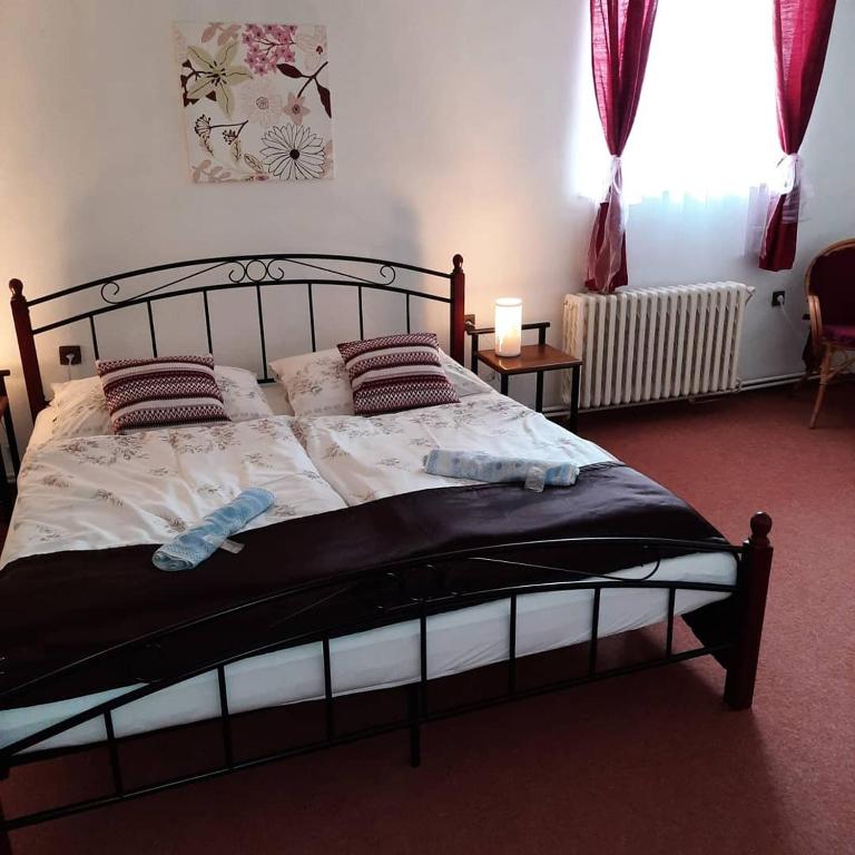Postel nebo postele na pokoji v ubytování Hotel U Beránků