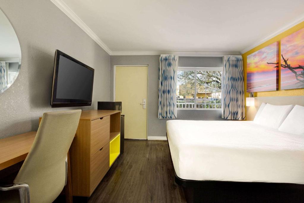 Days Inn by Wyndham Pensacola - Historic Downtown photo