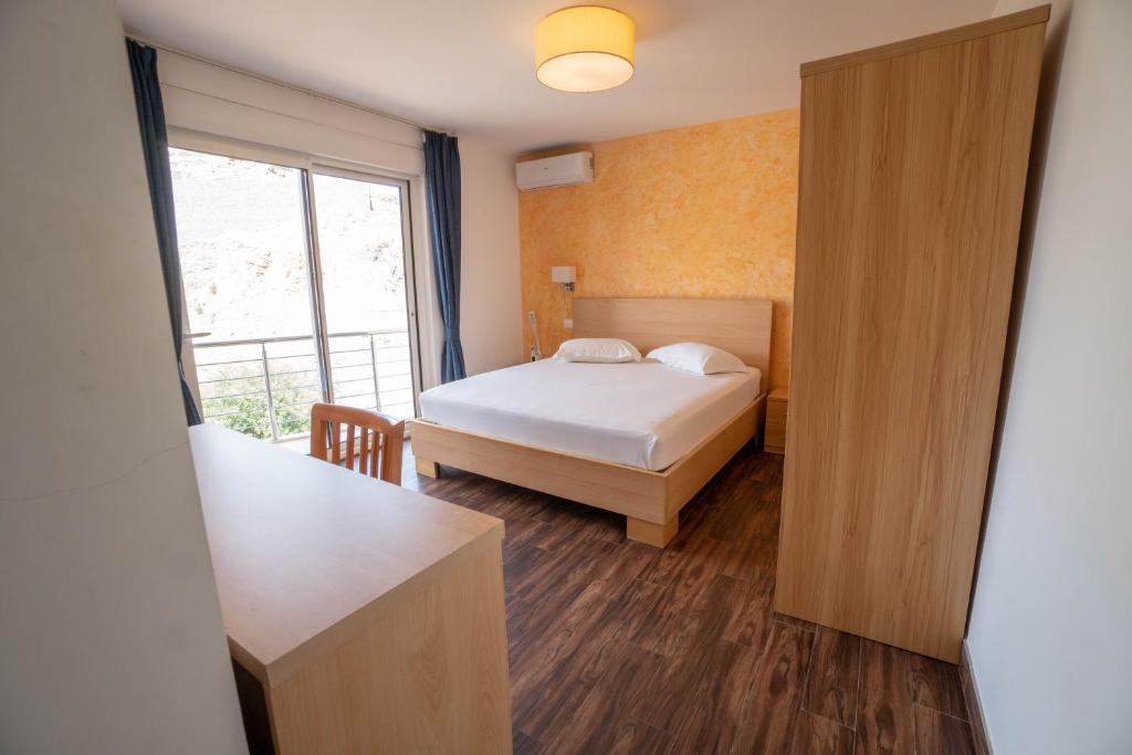 Postel nebo postele na pokoji v ubytování Blue Marlin Hotel