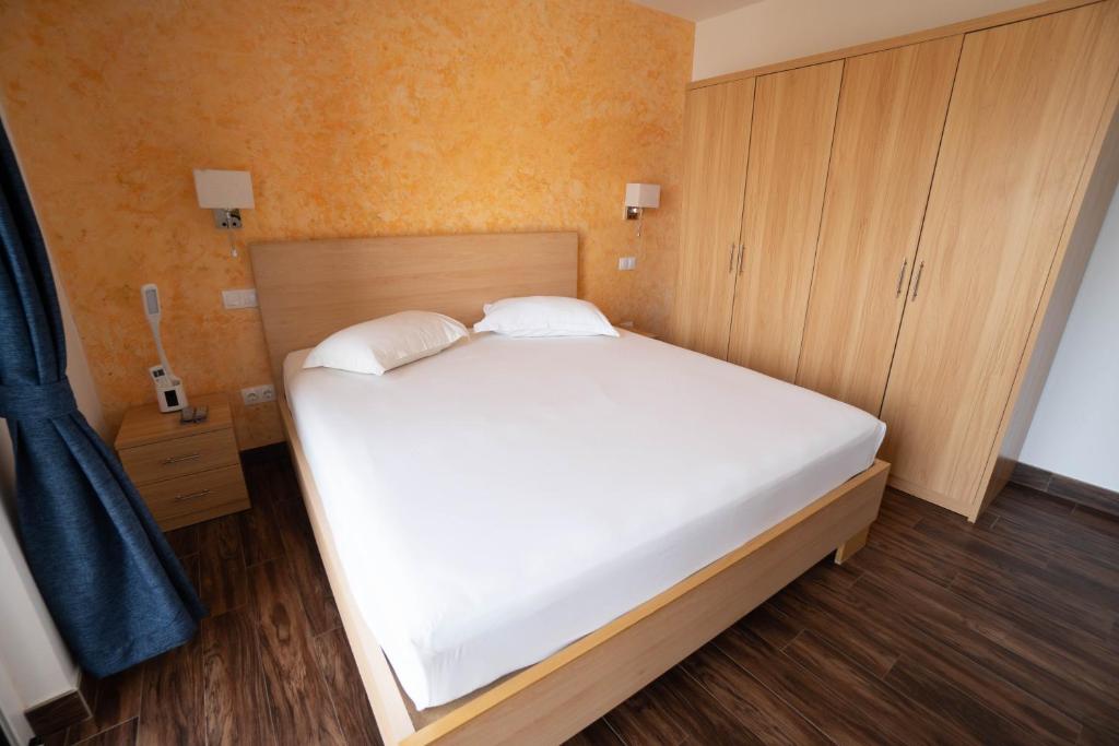 Postel nebo postele na pokoji v ubytování Blue Marlin Hotel