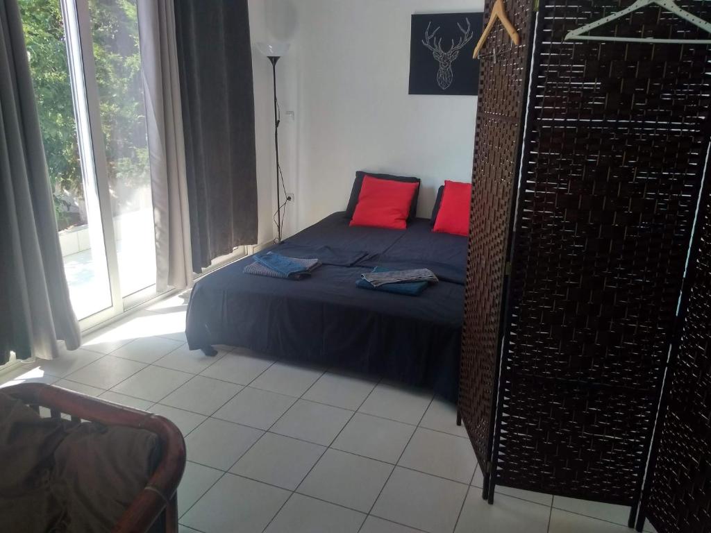 Posteľ alebo postele v izbe v ubytovaní STUDIO POSEIDONIA apartment 75sqm CORINTH CANAL