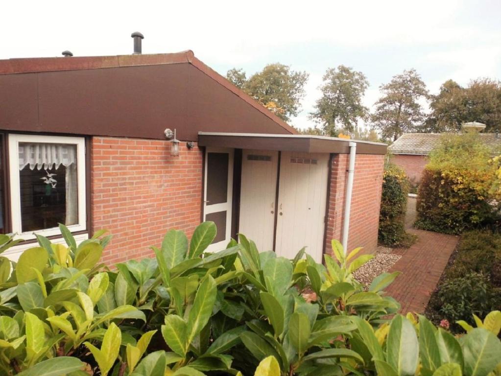 Schoorldam的住宿－Rekerlanden 161，白色门的小砖屋