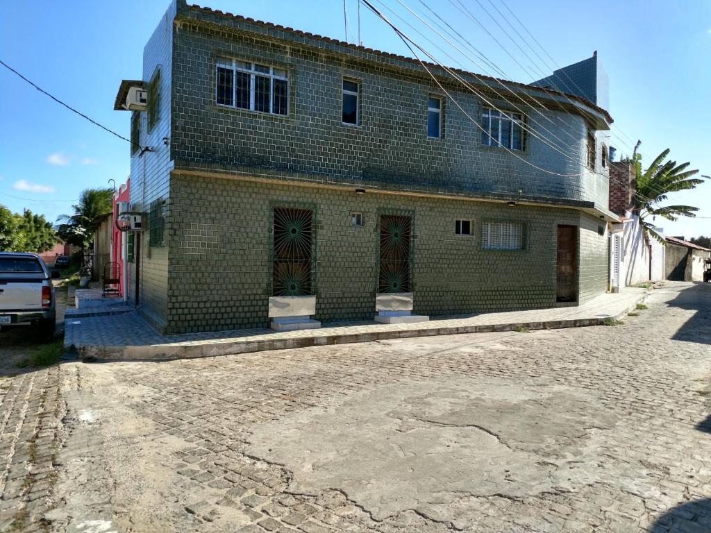 un viejo edificio de ladrillo al lado de una calle en Pousada Formosa Baia, en Baía Formosa