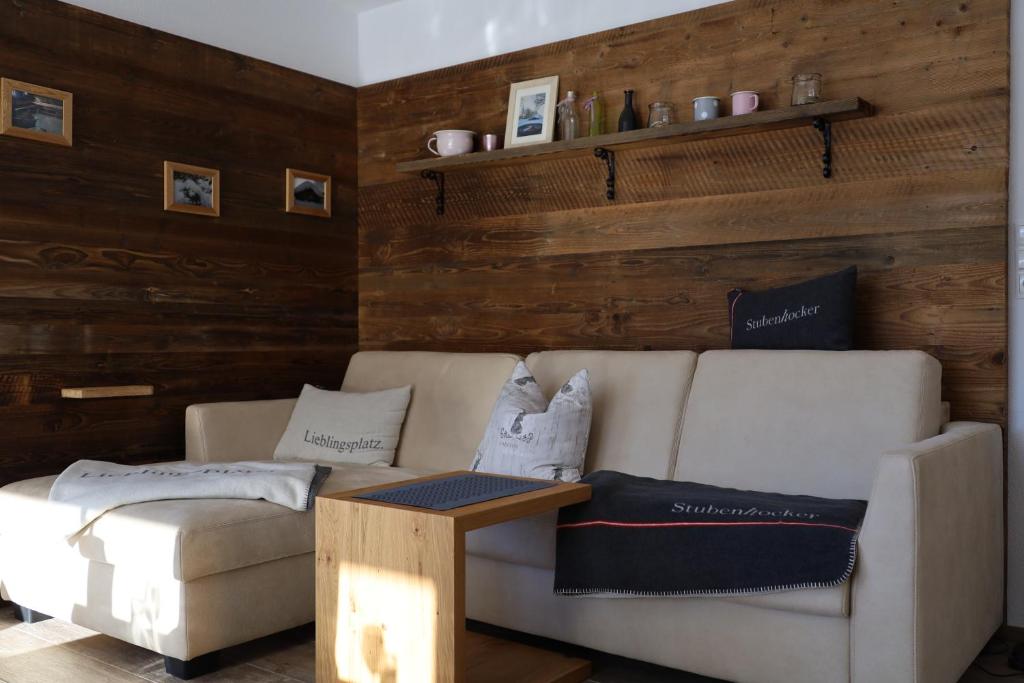 Posezení v ubytování Gschwendtalm Tirol - Luxus-Apartment für Ihre Auszeit