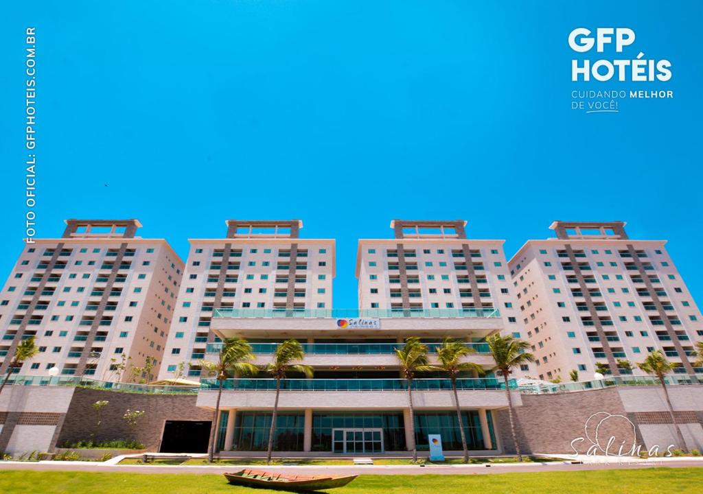 duży budynek z palmami przed nim w obiekcie SALINAS PARK - GAV Resorts w mieście Salinópolis